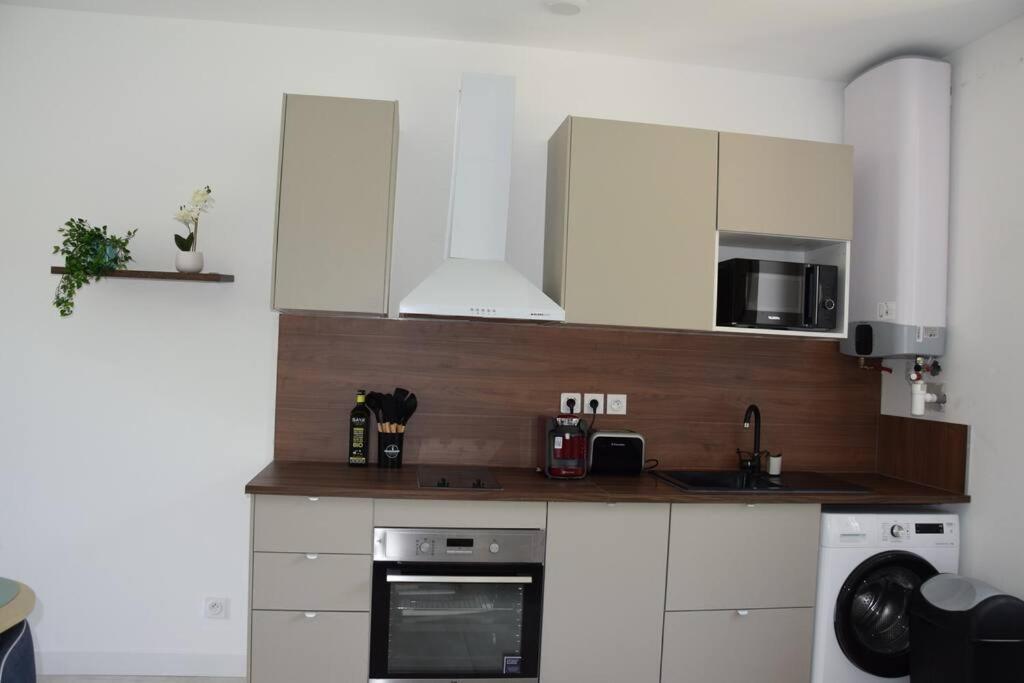 Elegant T2 A Bron, Tramway A 2Min, Box Parking, 4Personnes Apartment Bagian luar foto
