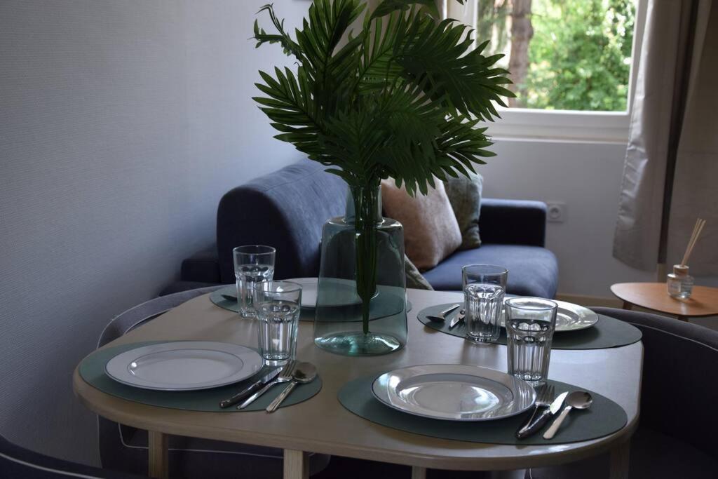 Elegant T2 A Bron, Tramway A 2Min, Box Parking, 4Personnes Apartment Bagian luar foto
